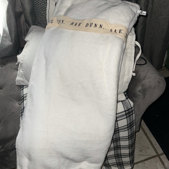 Rae Dunn Plush Throw. - Picture 6 of 6